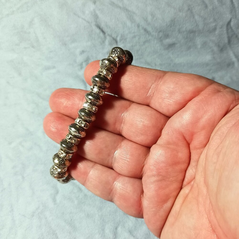 90s Vintage Silvertone Beaded Flower Rhinestone Stretchy Fashion Bracelet - Picture 4 of 7